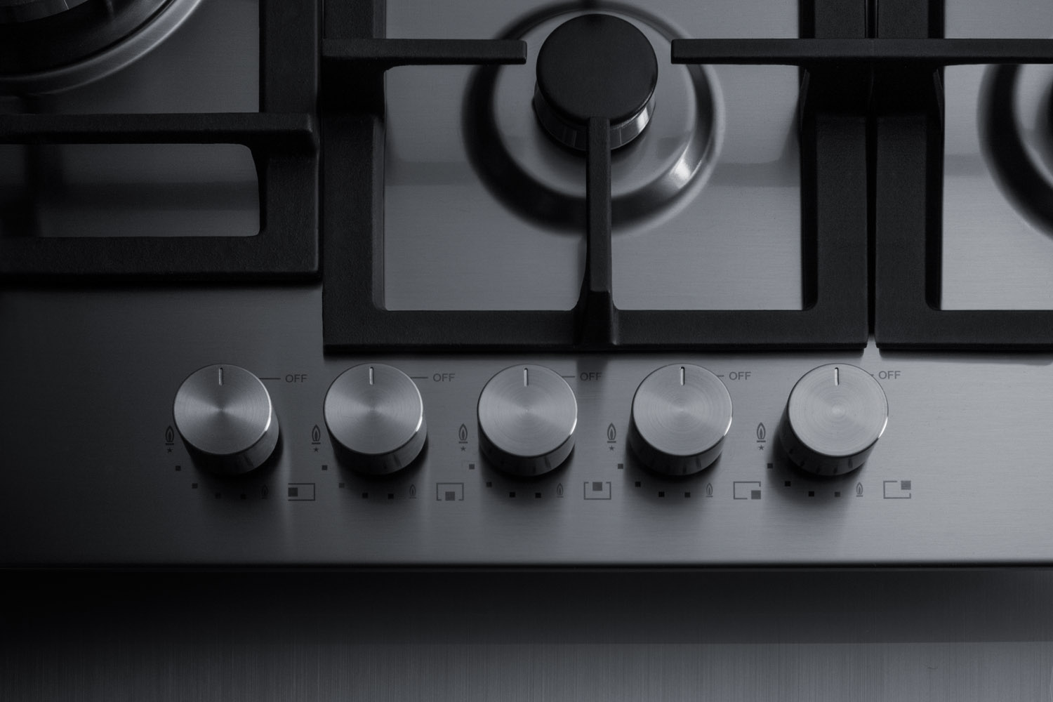 5-burner gas cooktop made in Italy with sealed burners, multiple heating outputs, a 304 grade stainless steel surface, and continuous cast iron grates